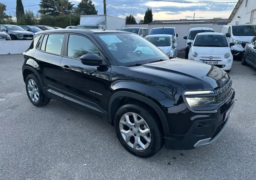 Jeep Avenger noir en vue 3/4 avant droit, avec jantes alliage 17 pouces et phares LED allumés.