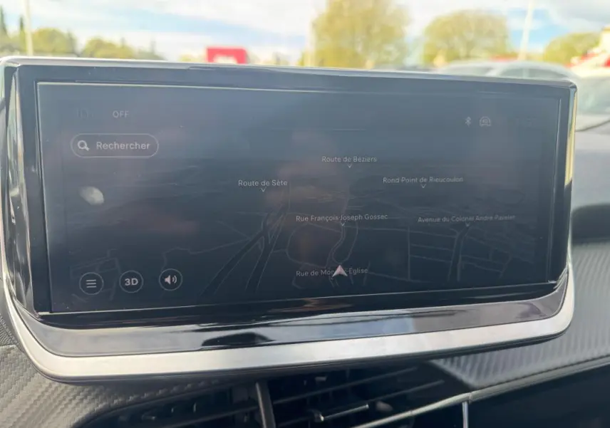 Écran tactile du système de navigation du Peugeot 2008 2024, affichant une carte avec plusieurs routes et points d'intérêt.