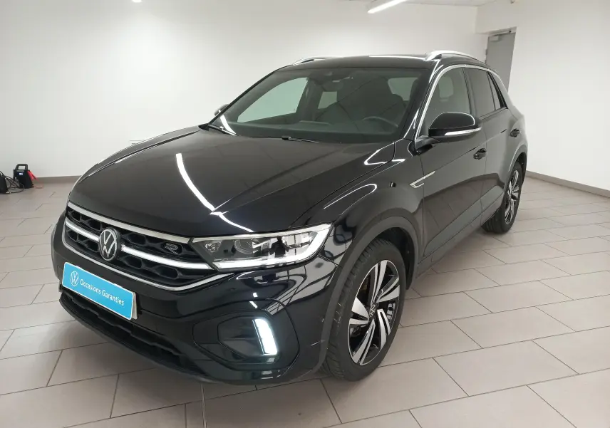 Volkswagen T-Roc 1.5 TSI R-Line noir intense, vue 3/4 avant droit, avec phares Matrix LED et jantes alliage distinctives.