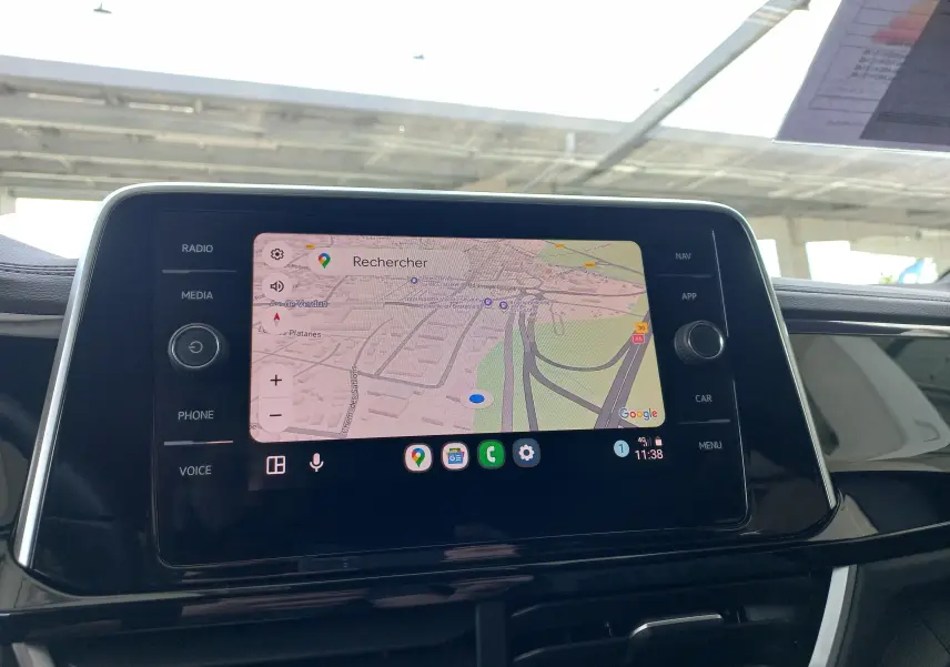 Écran central tactile du Volkswagen T-Roc 2025 affichant une carte de navigation Google Maps en intérieur.