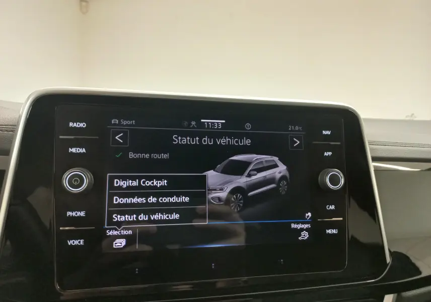 Écran central du Volkswagen T-Roc 2025 affichant le statut du véhicule avec une illustration grise du SUV en vue latérale droite.