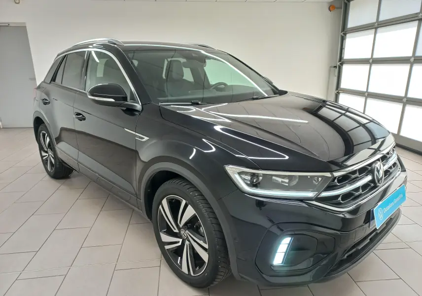 Volkswagen T-Roc 2025 noir intense nacré, vue 3/4 avant droit, avec phares Matrix LED et jantes R-Line.