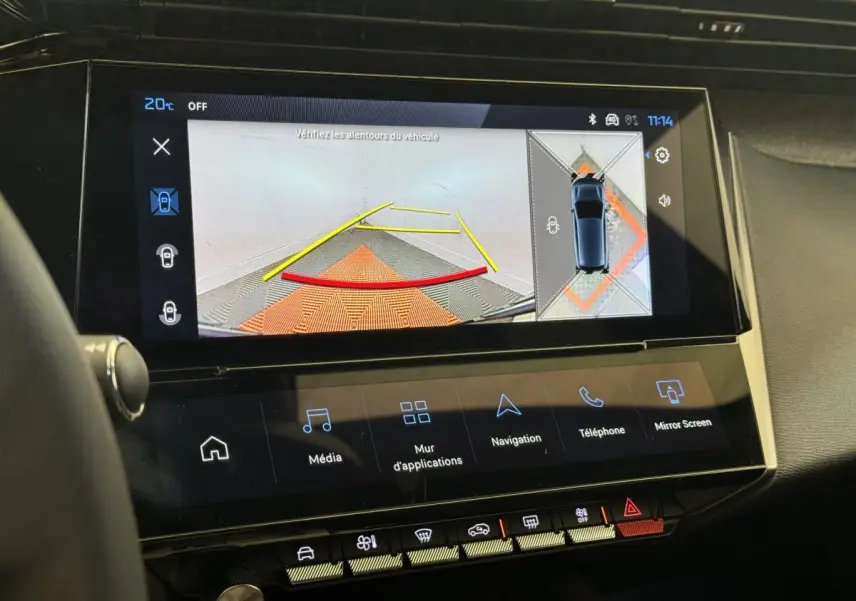 Écran tactile central affichant la caméra de recul et l'aide au stationnement de la Peugeot 308 2026.