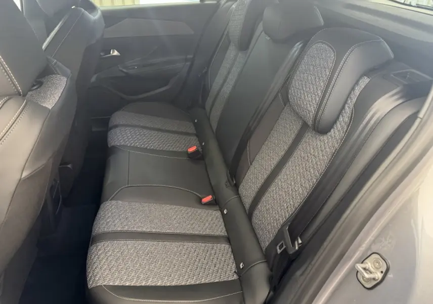Vue côté droit des sièges arrière en tissu gris et cuir noir du Peugeot 308 BlueHDi 130 CH EAT8 Allure 2026.