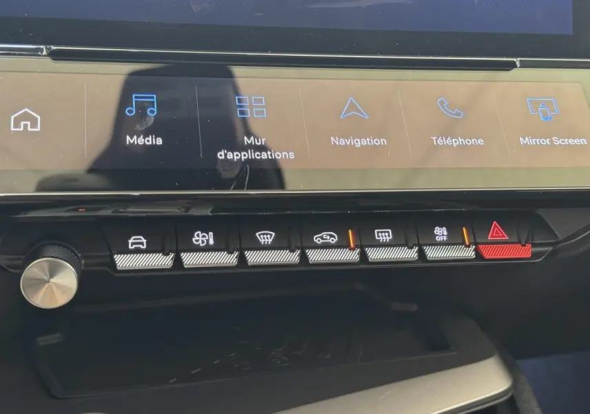 Vue rapprochée du tableau de bord tactile et des commandes centrales de la Peugeot 308 gris clair 2026.
