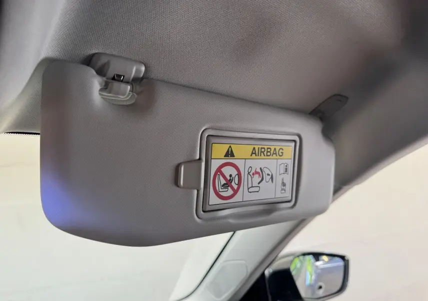 Détail du pare-soleil côté conducteur gris clair avec avertissement airbag dans une Peugeot 308 2026 vue intérieure.