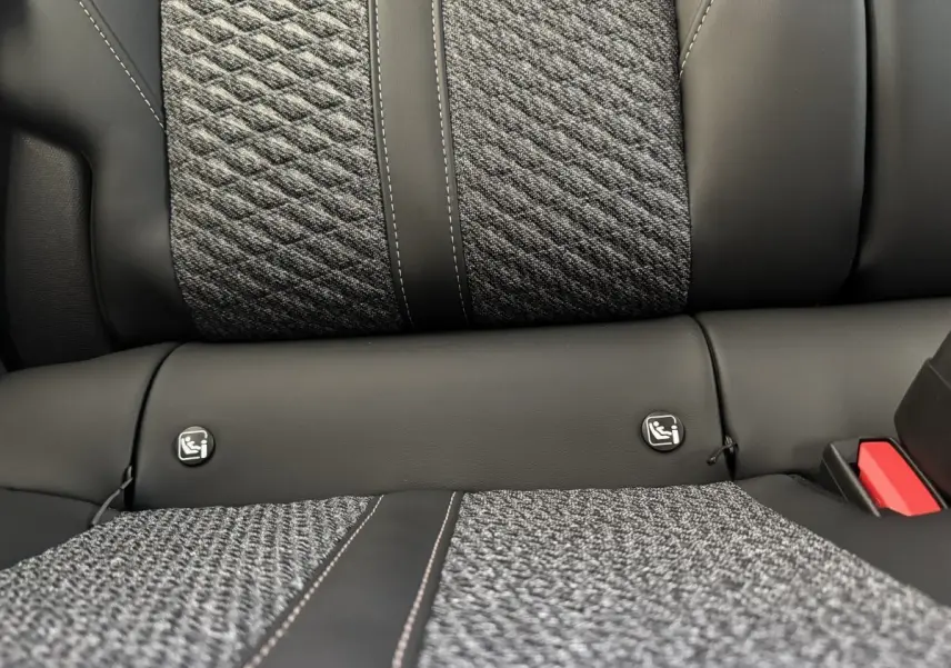 Gros plan sur la banquette arrière gris clair et noir de la Peugeot 308 avec fixations Isofix visibles.