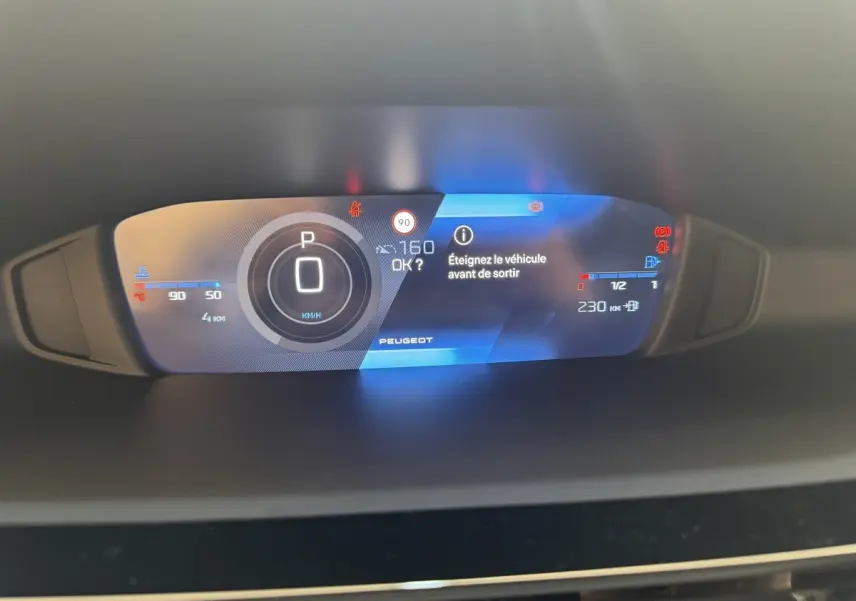 Affichage numérique du combiné d'instruments Peugeot 308 2026, avec indication vitesse, température et message d'alerte.