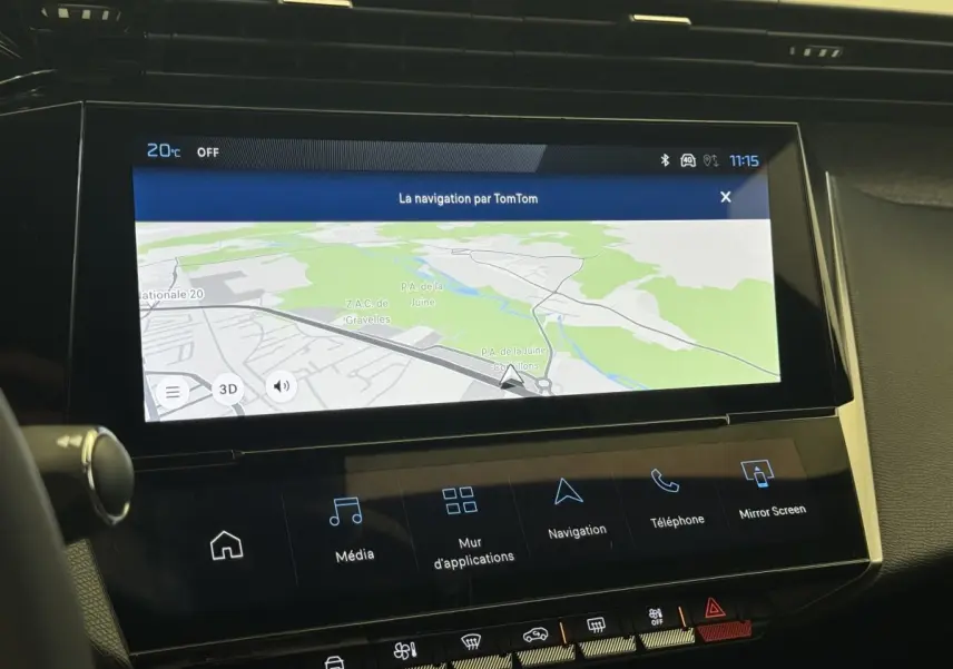Écran tactile central affichant la navigation TomTom dans l’habitacle d’une Peugeot 308 gris clair.