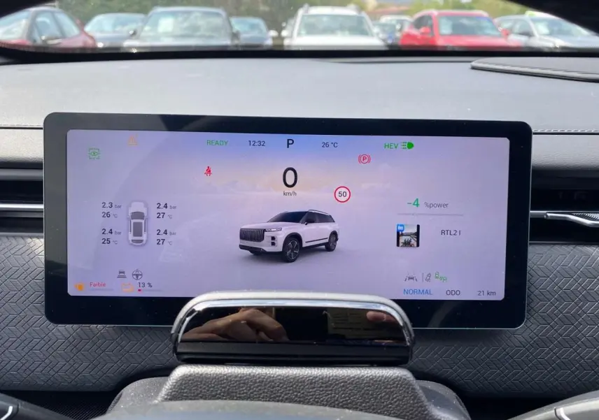Vue intérieure du tableau de bord du JAECOO J7 1.5 SHS-P 279 Select PHEV, écran numérique affichant l'état du véhicule.