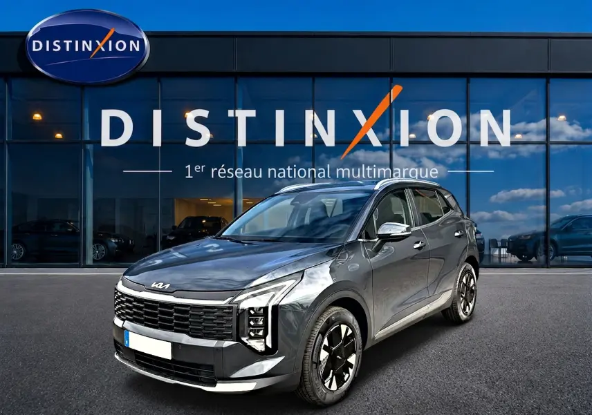 KIA Sportage 1.6 hybride gris eclipse en 3/4 avant droit, avec calandre noire et jantes alu 17 pouces design.
