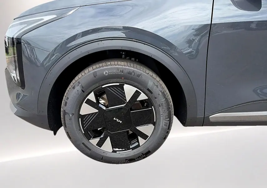 Gros plan sur la roue avant gauche du KIA Sportage gris eclipse 2026 avec jante alu au design moderne.
