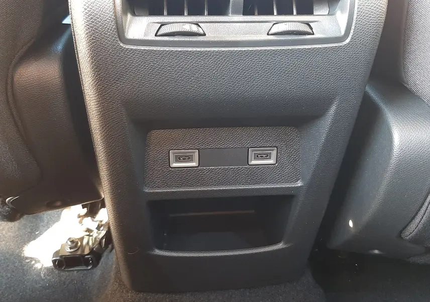 Prise USB double et bouches d'aération arrière noires dans l'habitacle d'une Peugeot 308 Bleu Obsession 2025.