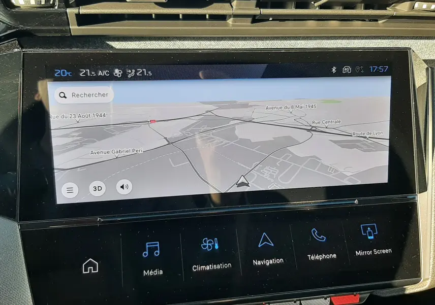 Écran tactile central de la Peugeot 308 2025 affichant la navigation avec carte en mode 3D et commandes multimédia.