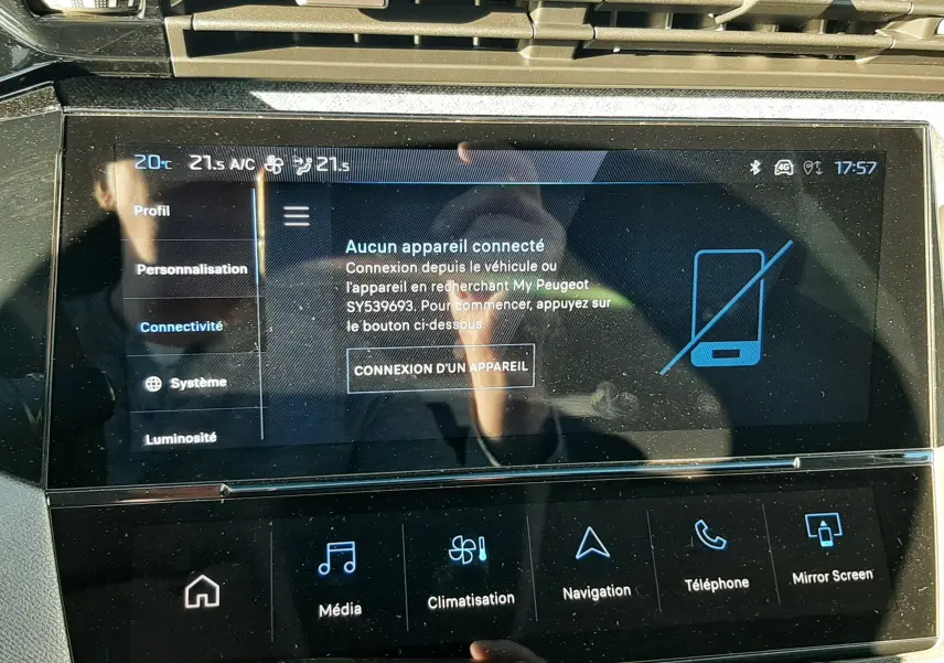 Écran tactile central de la Peugeot 308 2025 affichant la connexion Bluetooth et les options multimédia en intérieur noir.