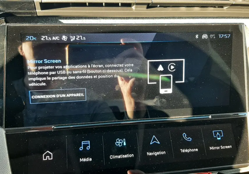Écran tactile central de la Peugeot 308 Bleu Obsession affichant le menu Mirror Screen en intérieur.