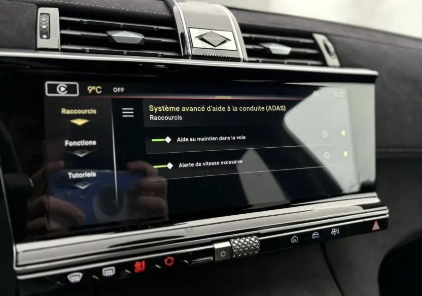 Gros plan sur l’écran tactile central du DS7 2024 gris laqué, affichant les aides à la conduite avancées.