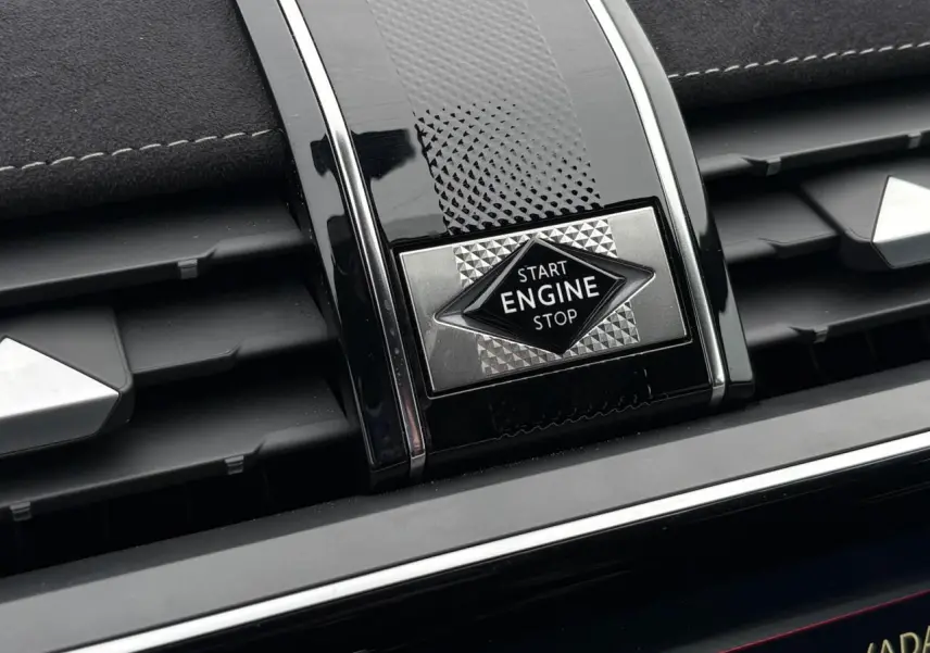Détail du bouton Start Engine Stop sur la console centrale noire brillante du DS7 gris laqué 2024.