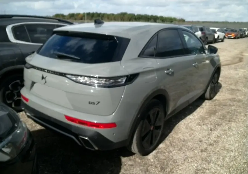DS7 gris laqué vu en 3/4 arrière droit, avec feux arrière LED 3D et jantes alliage noires 19 pouces.