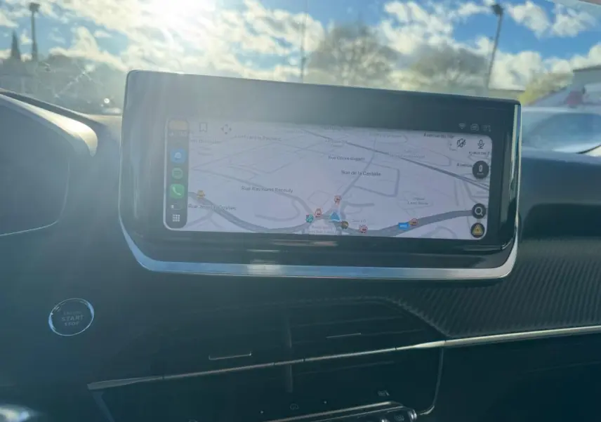 Vue rapprochée de l’écran tactile central du Peugeot 2008 Hybrid 136 e-DCS6 Allure avec carte de navigation affichée.