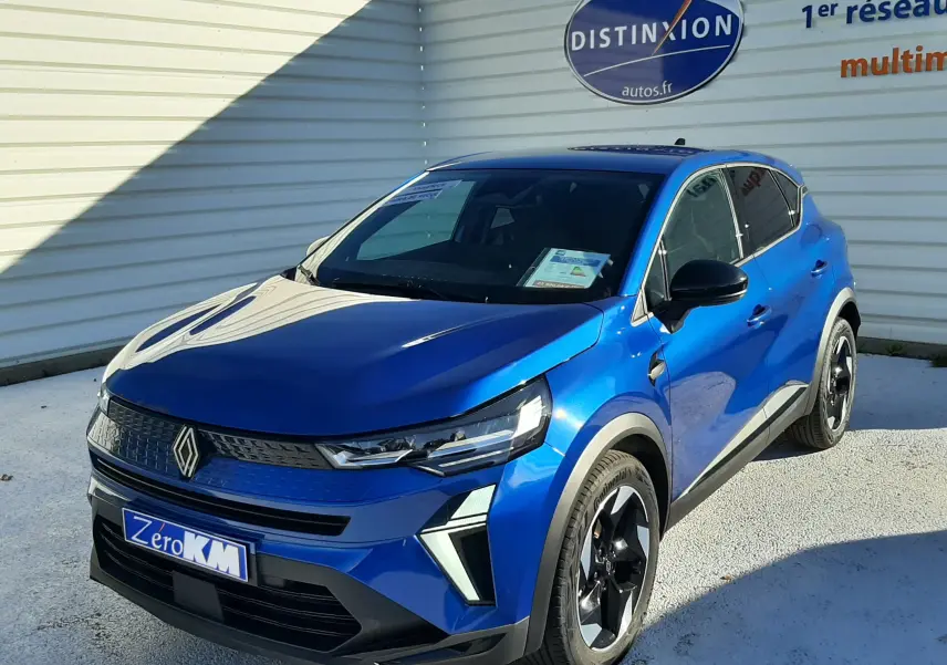 Renault Captur II Ph.2 bleu Iron en 3/4 avant droit, avec calandre moderne et jantes noires bicolores.
