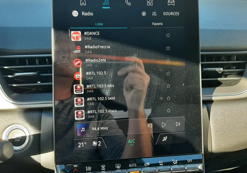 Écran tactile central du tableau de bord du Renault Captur II Ph.2, affichant les stations radio DAB et commandes climatisation.
