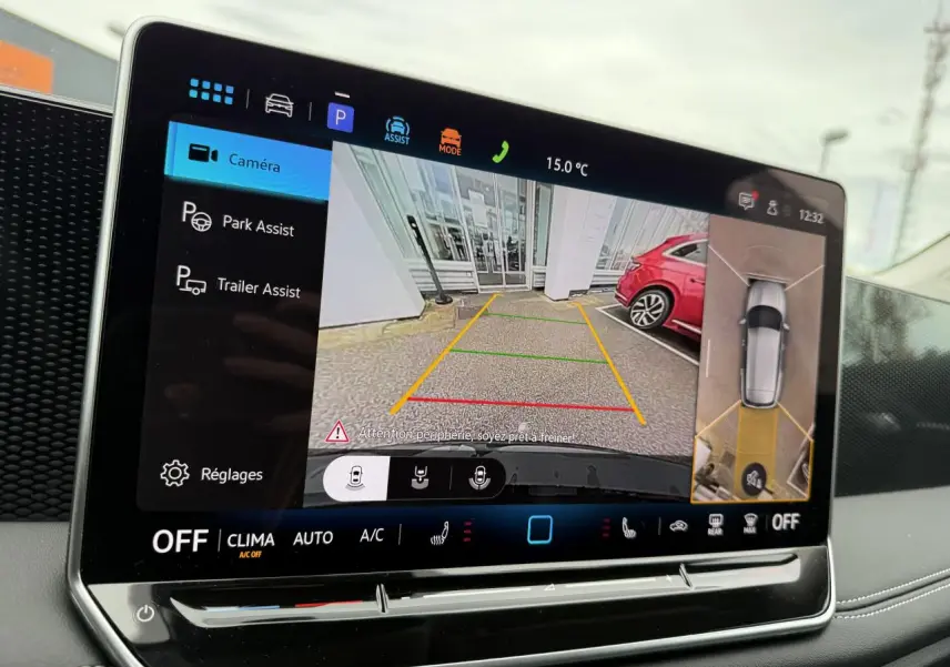 Écran tactile du Volkswagen Tiguan 2025 affichant la caméra de recul et l'assistant de stationnement en vue intérieure.
