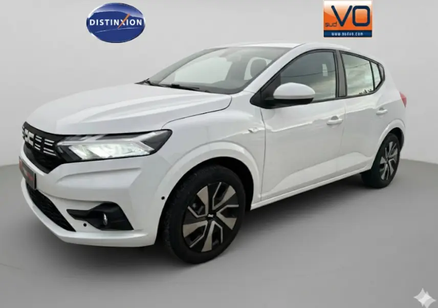 Dacia Sandero TCe 90 blanc vue 3/4 avant droit avec phares LED et jantes alliage distinctives.