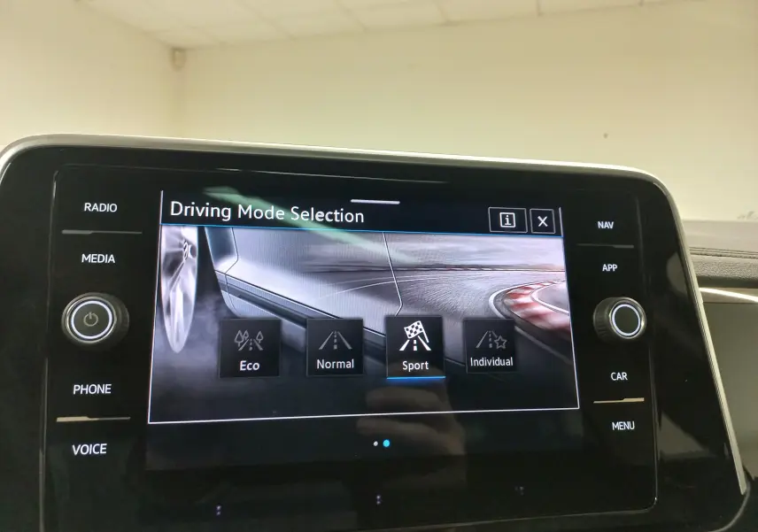 Vue rapprochée de l'écran tactile intérieur du Volkswagen T-Roc 2025 affichant la sélection du mode de conduite.