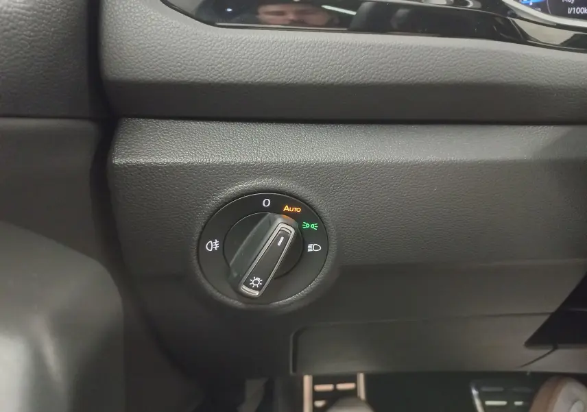 Gros plan sur le bouton de commande des phares dans l'habitacle du Volkswagen T-Roc 2025 finition R-Line.