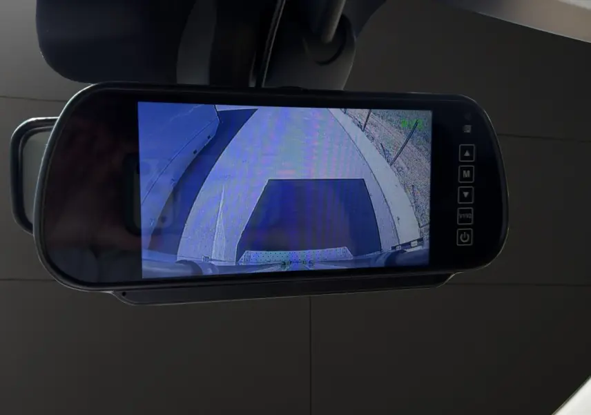 Vue de la caméra de recul affichée dans le rétroviseur intérieur du Renault Master blanc, montrant l'arrière du véhicule.
