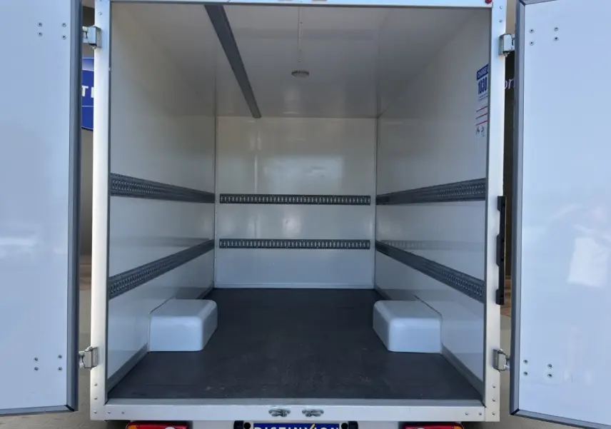 Vue arrière intérieure du Renault Master blanc 2024 avec caisse de 20m3 ouverte, montrant l’espace de chargement vide.