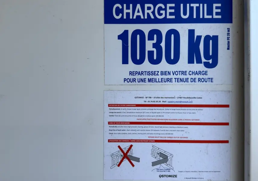 Panneau blanc indiquant la charge utile de 1030 kg sur un Renault Master utilitaire, vue frontale rapprochée.