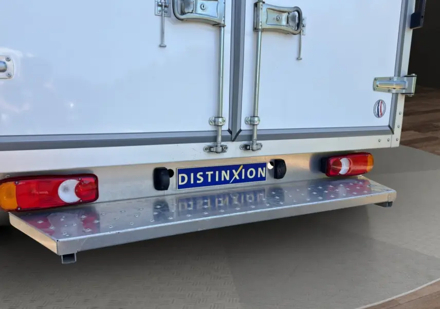 Vue rapprochée arrière du Renault Master blanc, mettant en valeur la porte de chargement et les feux arrière rouges.