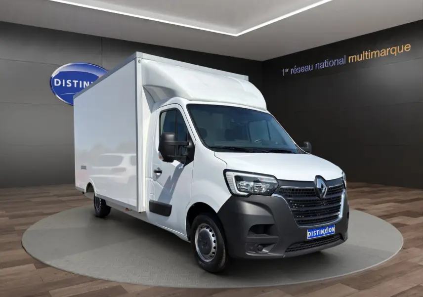 Vue 3/4 avant d’un Renault Master blanc avec caisse 20m3, calandre noire et rétroviseurs noirs dans un showroom.