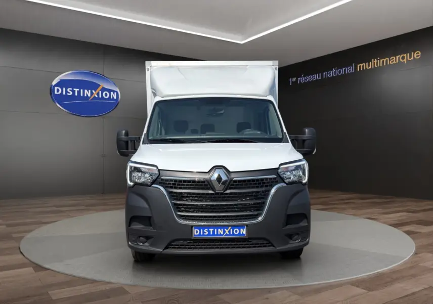 Vue de face du Renault Master blanc avec calandre noire et phares LED, présenté en showroom Distinxion.