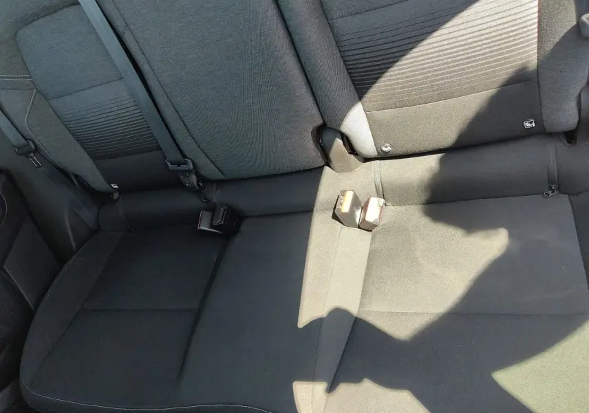 Vue plongeante sur la banquette arrière gris foncé du Renault Captur 1.5 Blue dCi 115 Business de 2021.
