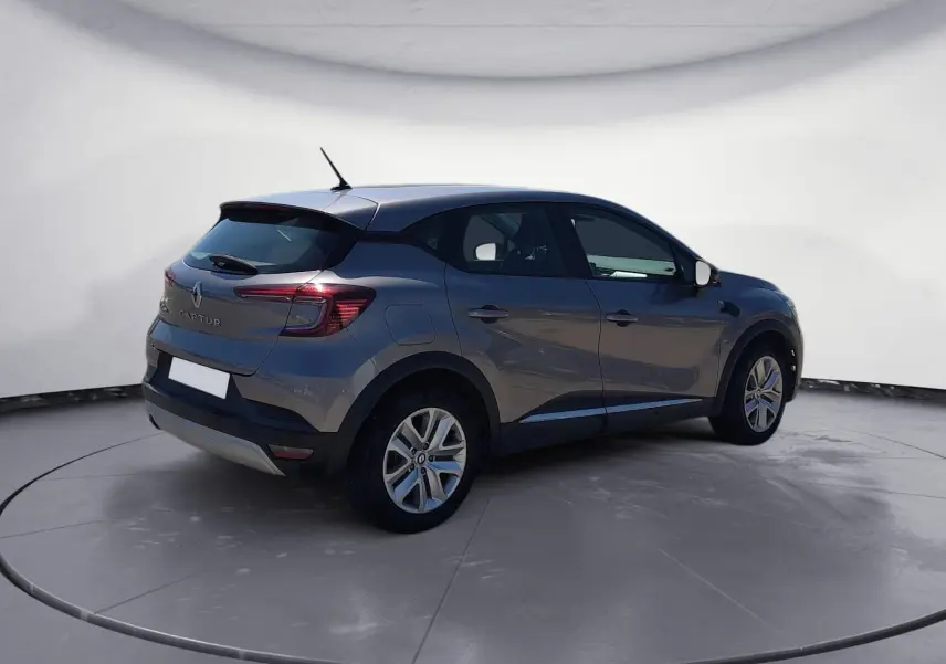 Renault Captur 1.5 Blue dCi 115 Business gris cassiopée, vue 3/4 arrière droit dans un studio lumineux.