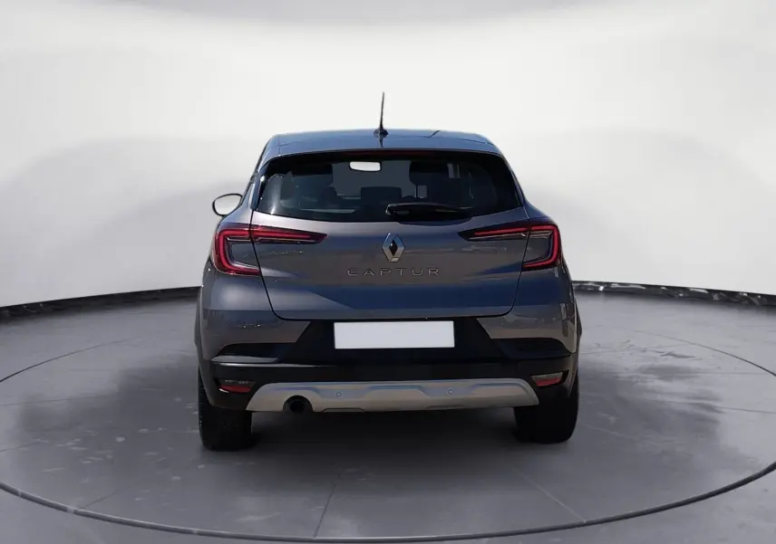 Vue arrière d'un Renault Captur gris Cassiopée 2021 avec feux LED et logo central bien visibles.