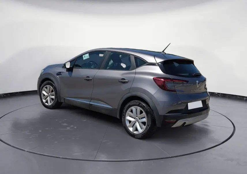 Renault Captur gris Cassiopée 2021 en 3/4 arrière droit, SUV compact avec feux arrière LED et jantes alliage.