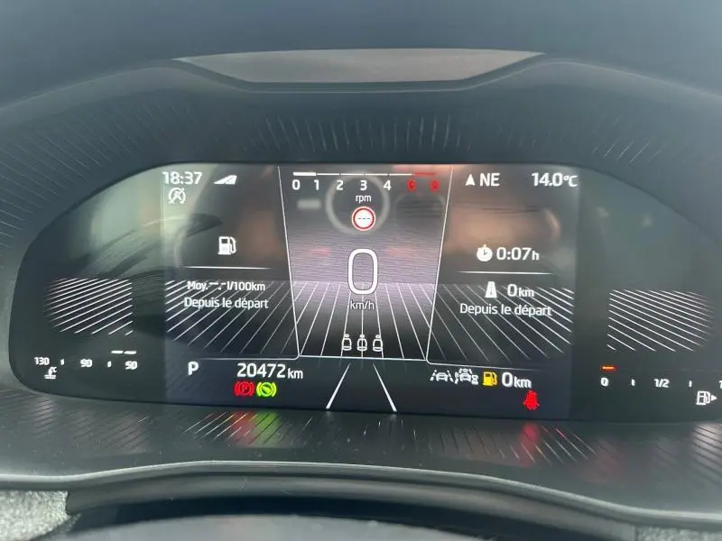Affichage numérique du tableau de bord SKODA SCALA 2025, vue frontale, indiquant 20472 km et vitesse 0 km/h.