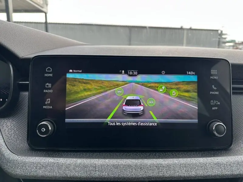 Écran tactile central du Skoda Scala blanc cristal 2025 affichant les systèmes d'assistance à la conduite.