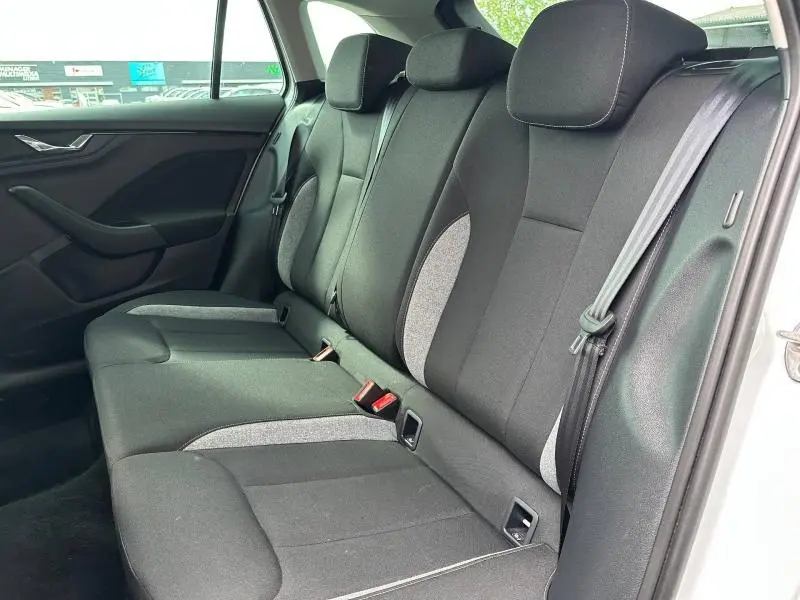 Vue intérieure côté droit de la banquette arrière noire et grise d'une Skoda Scala 2025 blanche.