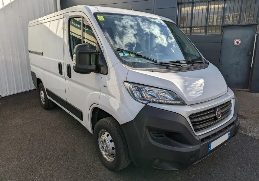 Fourgon blanc FIAT Ducato CH1 2.0 Multijet 115, vu en 3/4 avant droit avec calandre et phares distinctifs.
