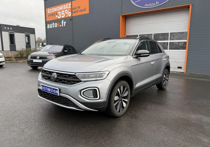 Volkswagen T-Roc argent pyrite métallisé en 3/4 avant droit avec jantes alliage et calandre noire distinctive.