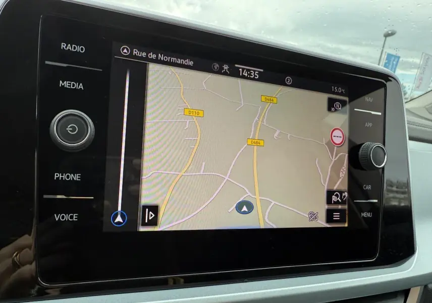 Écran tactile 8 pouces du système Discover Media affichant la navigation dans un Volkswagen T-Roc argent Pyrite métallisé.