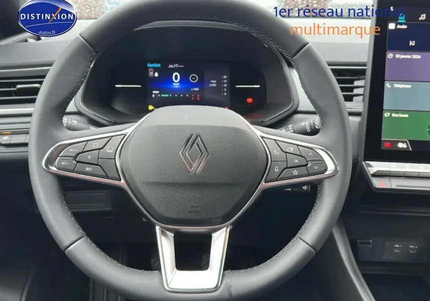 Vue rapprochée du volant multifonction noir du Renault Captur 2026 avec tableau de bord numérique et écran tactile.