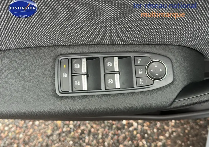 Gros plan sur les commandes des vitres et rétroviseurs côté conducteur du Renault Captur gris rafale 2026.