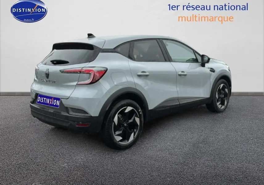 Renault Captur gris rafale en 3/4 arrière droit, avec jantes alu noires et feux arrière LED distinctifs.