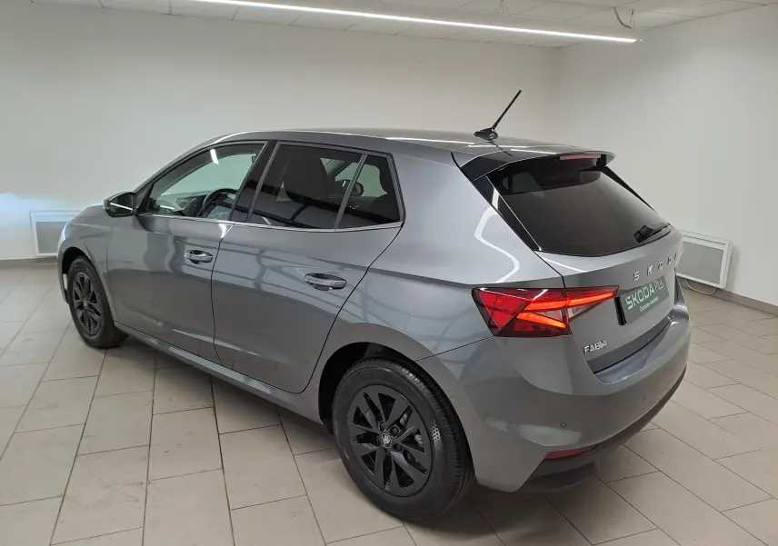 Vue 3/4 arrière droite d'une Skoda Fabia 2025 gris graphite avec vitres surteintées et jantes alliage noires.